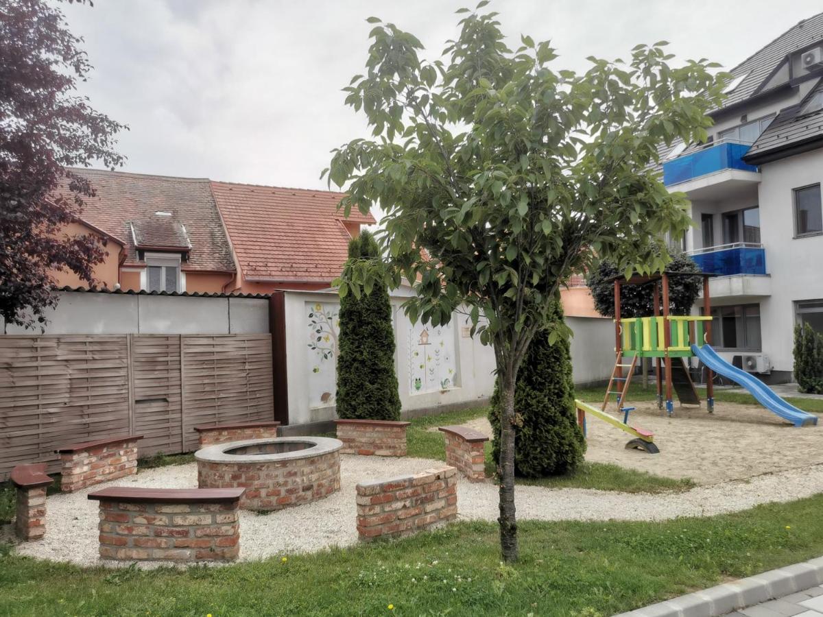 Szabo Lux Apartman Шарвар Екстер'єр фото